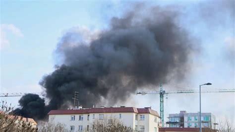 pożar na placu budowy, gęsty czarny dym, straż pożarna, Gdańsk