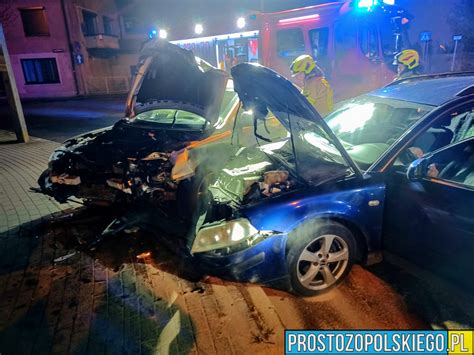 schemat zderzenia trzech samochodów osobowych na skrzyżowaniu, służby ratunkowe