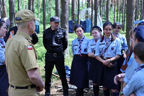 strażacy PSP prowadzący szkolenie na obozie harcerskim w lesie