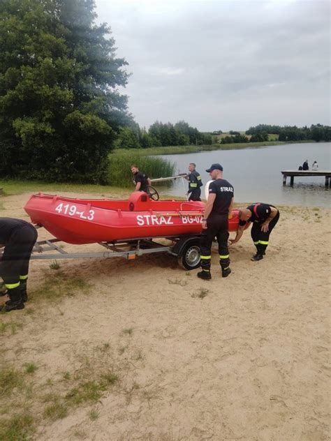 zdjęcie strażaków podczas akcji ratowniczej nad jeziorem