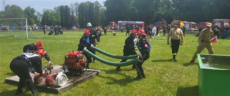 zdjęcie strażaków OSP podczas zawodów sportowo-pożarniczych