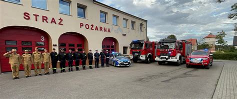 Strażacy oddający hołd pamięci Krystiana Dułaka w Bogatyni