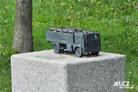 Rzeźba strażackiego Jelcza 004 na placu Jana Pawła II w Jelczu-Laskowicach