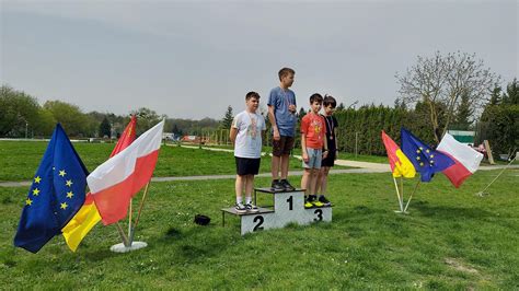 Młodzi sportowcy na tle baneru Fundacji Natalii Partyki