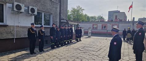 zdjęcie z apelu jubileuszowego OSP Tymienica, podniesienie flagi