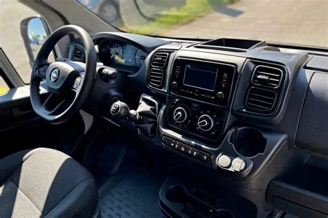 Wnętrze kabiny nowego Opel Movano z widocznym cyfrowym kokpitem i ekranem infotainment