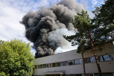 Policja prowadząca śledztwo na miejscu pożaru, z widocznymi zniszczonymi balotami