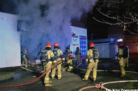 Pożar sklepu medycznego w Bydgoszczy, akcja gaśnicza strażaków w nocy