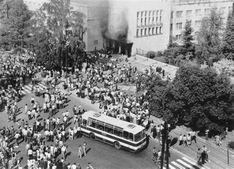 Płonący gmach KW PZPR w Radomiu, czerwiec 1976