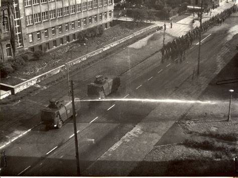 Ulica 1 Maja w Radomiu, czerwiec 1976, z przyczepą pod której kołami zginęli demonstranci