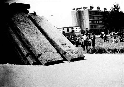 Barykada na torach przed bramą ZM Ursus, czerwiec 1976