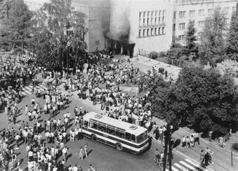 Demonstracja przed siedzibą KW PZPR w Płocku, czerwiec 1976