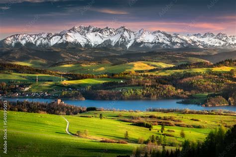 Zimowy krajobraz Białego Dunajca z widokiem na Tatry