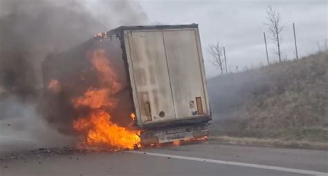 Płonąca naczepa ciężarówki na drodze