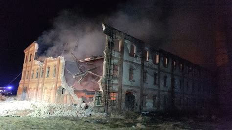 Zdjęcie symbolizujące dwie odrębne, ale ważne historie - portret Krzysztofa Daukszewicza oraz płonący budynek kamienicy