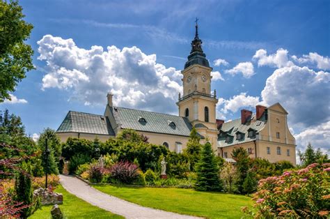 Thematic photo of Klasztor Paulinów in Brdów with lake view