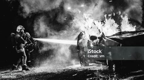 Archiwalne czarno-białe zdjęcie strażaków i wojskowych walczących z rozległym pożarem lasu w Zasiekach, 1982 rok.