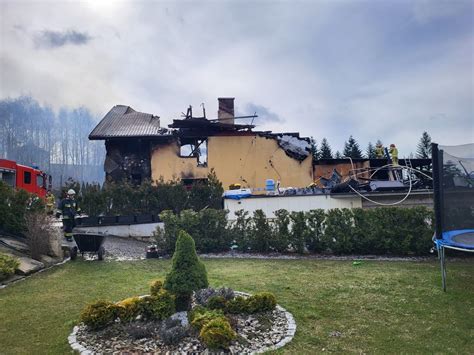 Zniszczony budynek pensjonatu w Wiśle po pożarze
