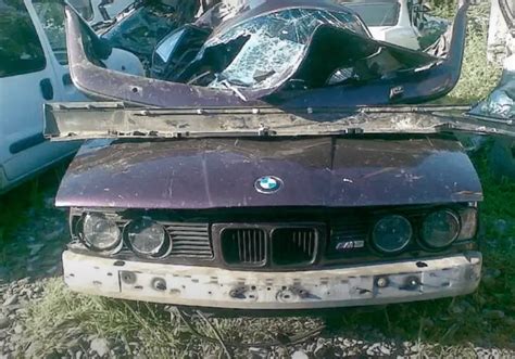 Zniszczone BMW po wypadku, dymiące szczątki