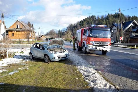 Wrak samochodu BMW w Mszanie Dolnej, otoczony przez strażaków