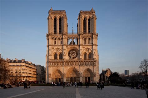 Schemat przebiegu pożaru i akcji ratowniczej w katedrze Notre Dame