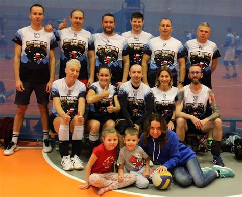 Zdjęcie Damiana Jędrzejewskiego w roli trenera młodzieży lub z piłkarzami Strażaka Bidziny