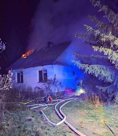 Zdjęcie spalonego domu w Radzyniu Podlaskim z widocznymi elementami akcji ratunkowej