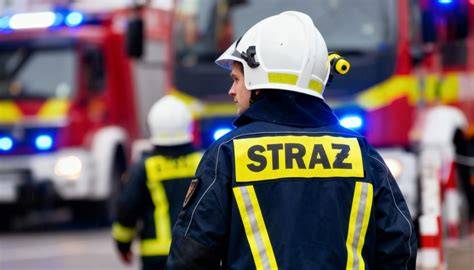 Strażacy podczas akcji ratownictwa technicznego na drodze