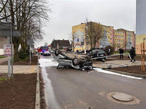 Dachowanie samochodu osobowego na jednej z głównych ulic Poznania, interwencja strażaków