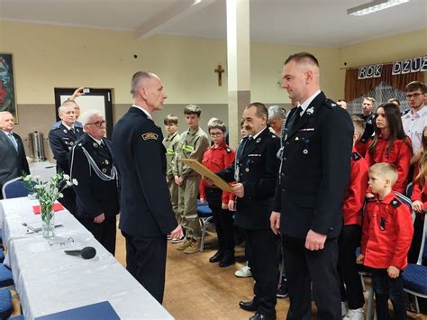 Wręczenie odznaczeń i pucharów podczas uroczystości OSP Baczki