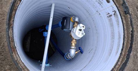 Hydrant, z którego wylewa się woda podczas płukania sieci wodociągowej