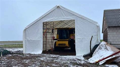 zdjęcie przedstawiające zawaloną halę namiotową po śnieżycy