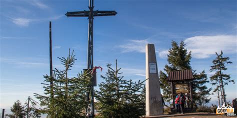 Panoramy Gorców z Hali Długiej i krzyż upamiętniający Anielę Stołowską