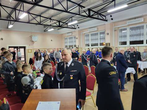 Zgromadzenie strażaków i gości podczas uroczystości jubileuszowych OSP Kolonia Dzietrzkowice