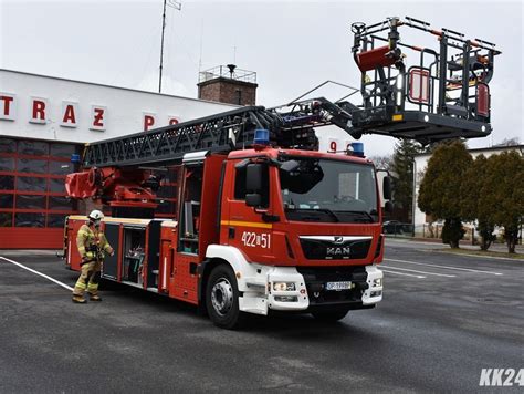 Wóz strażacki z pianą gaśniczą w akcji