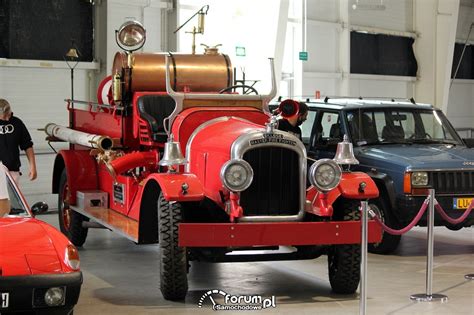 Zdjęcie zabytkowego samochodu strażackiego Daimler z początku XX wieku