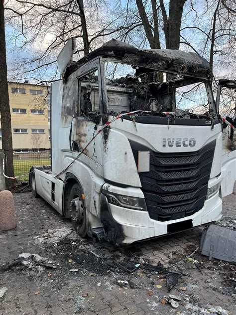 Spalony ciągnik siodłowy i koparka