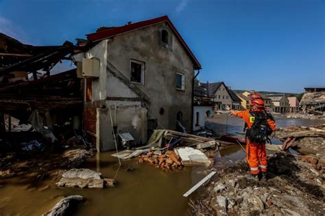 Zalane pomieszczenia w KP PSP Wieliczka, widać uszkodzony sprzęt