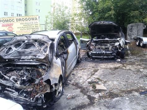 Zdjęcie zniszczonych samochodów i spalonych kontenerów na parkingu