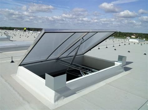 klapa dymowa na dachu budynku przemysłowego