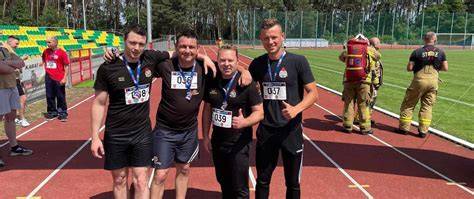 zdjęcie ze sztafety strażackiej lub ćwiczeń bojowych na stadionie