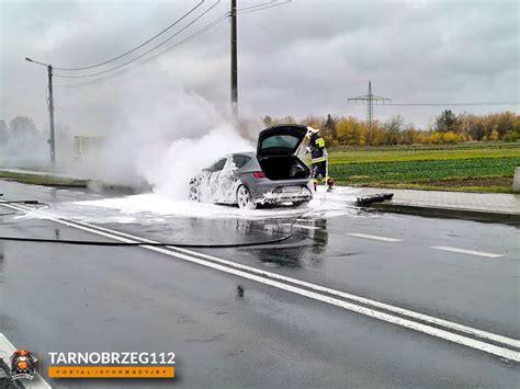Zdjęcie płonącego samochodu na drodze krajowej
