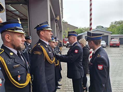 Strażacy Ochotniczej Straży Pożarnej podczas ćwiczeń ratownictwa drogowego z wykorzystaniem narzędzi hydraulicznych