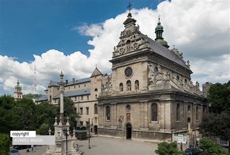 Zdjęcie historycznego kompleksu klasztoru Bernardynów we Lwowie z widocznymi uszkodzeniami