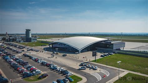 Zdjęcie lotniska Rzeszów-Jasionka z widoczną infrastrukturą logistyczną