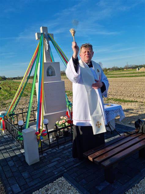 Zdjęcie historyczne figurki przydrożnej w Bogucinie