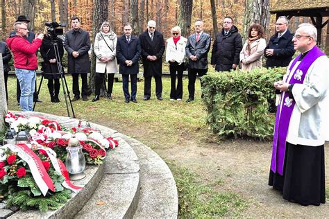 zdjęcia z miejsca pamięci po tragicznie zmarłych nastolatkach