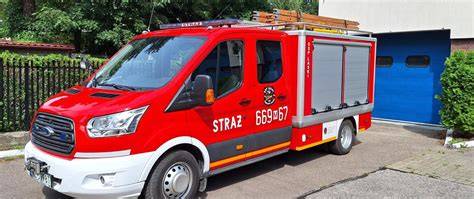 Zdjęcie samochodów ratowniczych OSP Sypniewo (GCBA 5/24 Magirus i SLRt Ford Transit) przed remizą