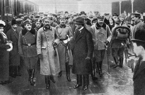 historyczne zdjęcie piaseczyńskich strażaków rozbrajających żołnierzy niemieckich (1918)