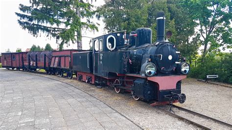 historyczne zdjęcie piaseczyńskich strażaków na dworcu kolejki wąskotorowej (1918)